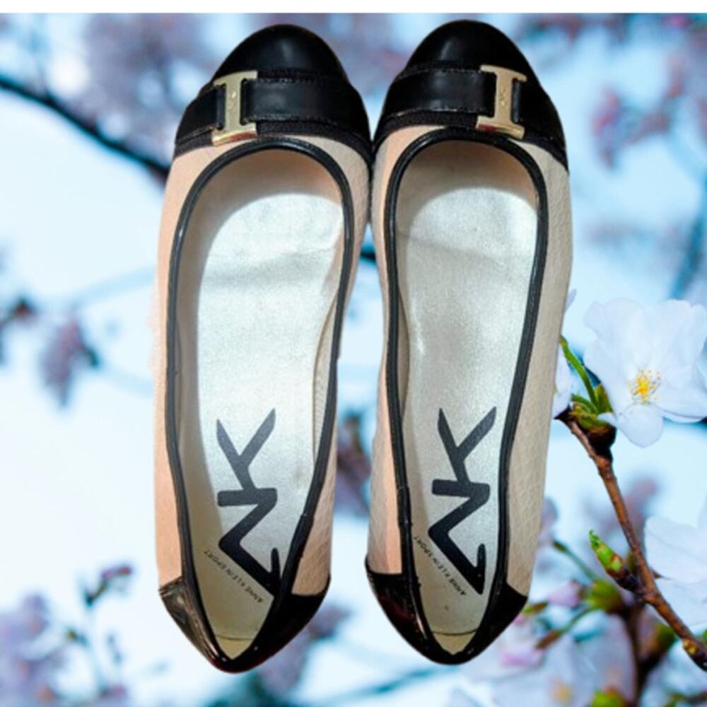 Anne Klein Sport 8 medium NWOT blue and white with accent buckle flats.